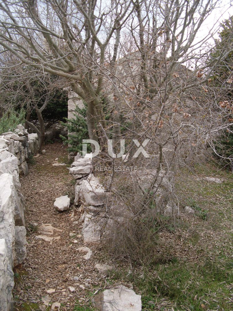 ISOLA DI KRK - Casa in pietra in posizione isolata a 250 m dal mare
