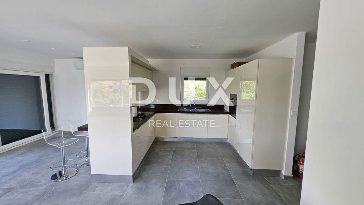 KASTAV, REŠETARI - appartamento di nuova costruzione 130m2, 1° piano, soggiorno + 3 camere da letto con vista mare e garage + giardino 57m2