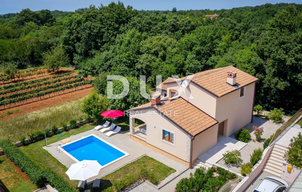 ISTRIA, SVETI LOVREČ - Casa con piscina ai margini del villaggio