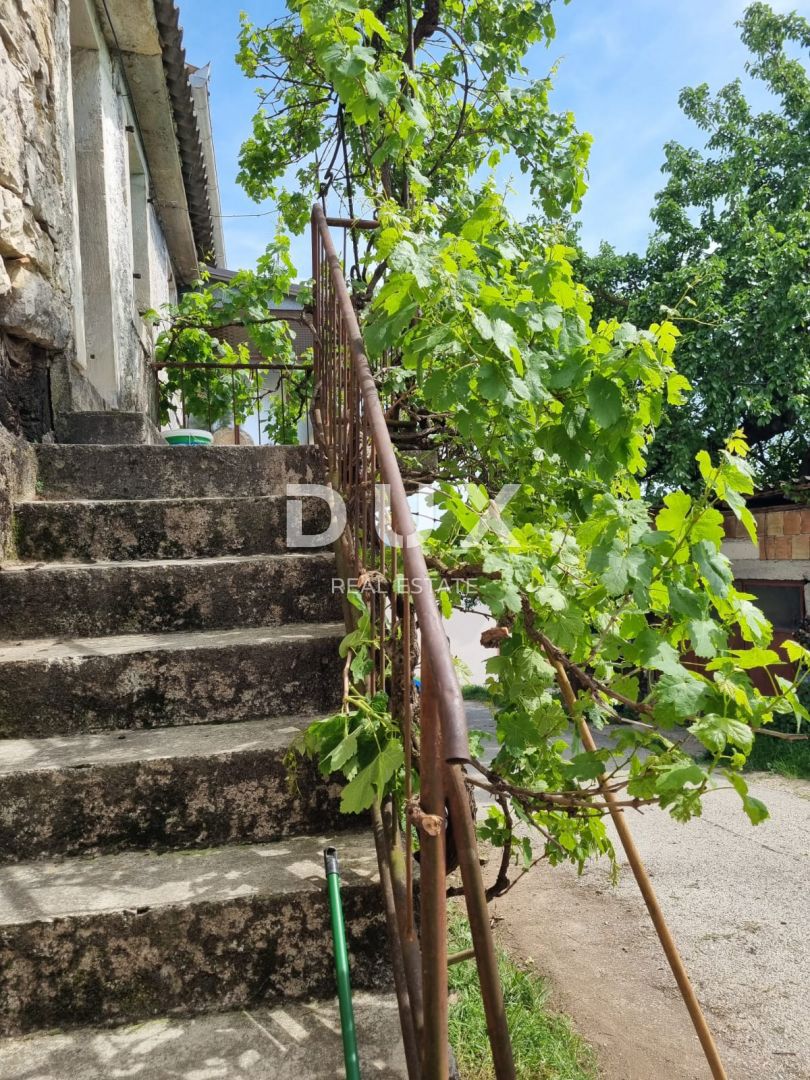 ISTRIA, PINGUENTE - Casa in pietra da ristrutturare con ampio terreno edificabile