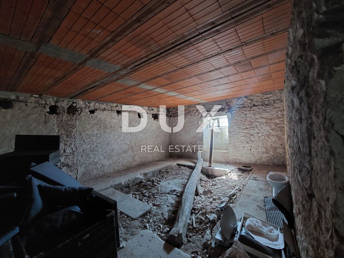 ISTRIA, LABIN - Casa in pietra in fase di ristrutturazione con vista mare