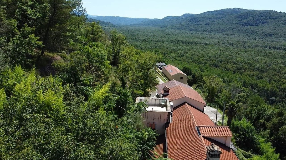 ISTRIA, MOTOVUN - Una fiaba di pietra nella natura! RARITÀ!