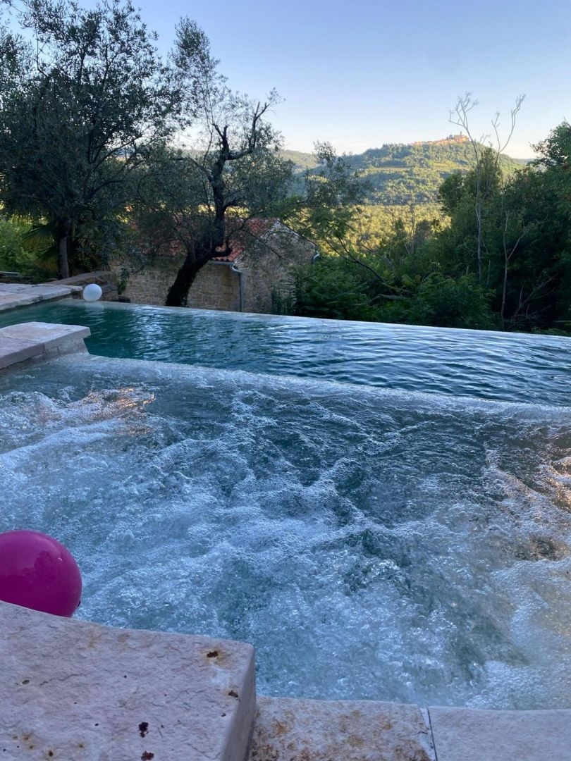 ISTRIA, MOTOVUN - Una fiaba di pietra nella natura! RARITÀ!
