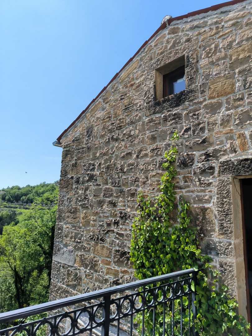 ISTRIA, MOTOVUN - Una fiaba di pietra nella natura! RARITÀ!