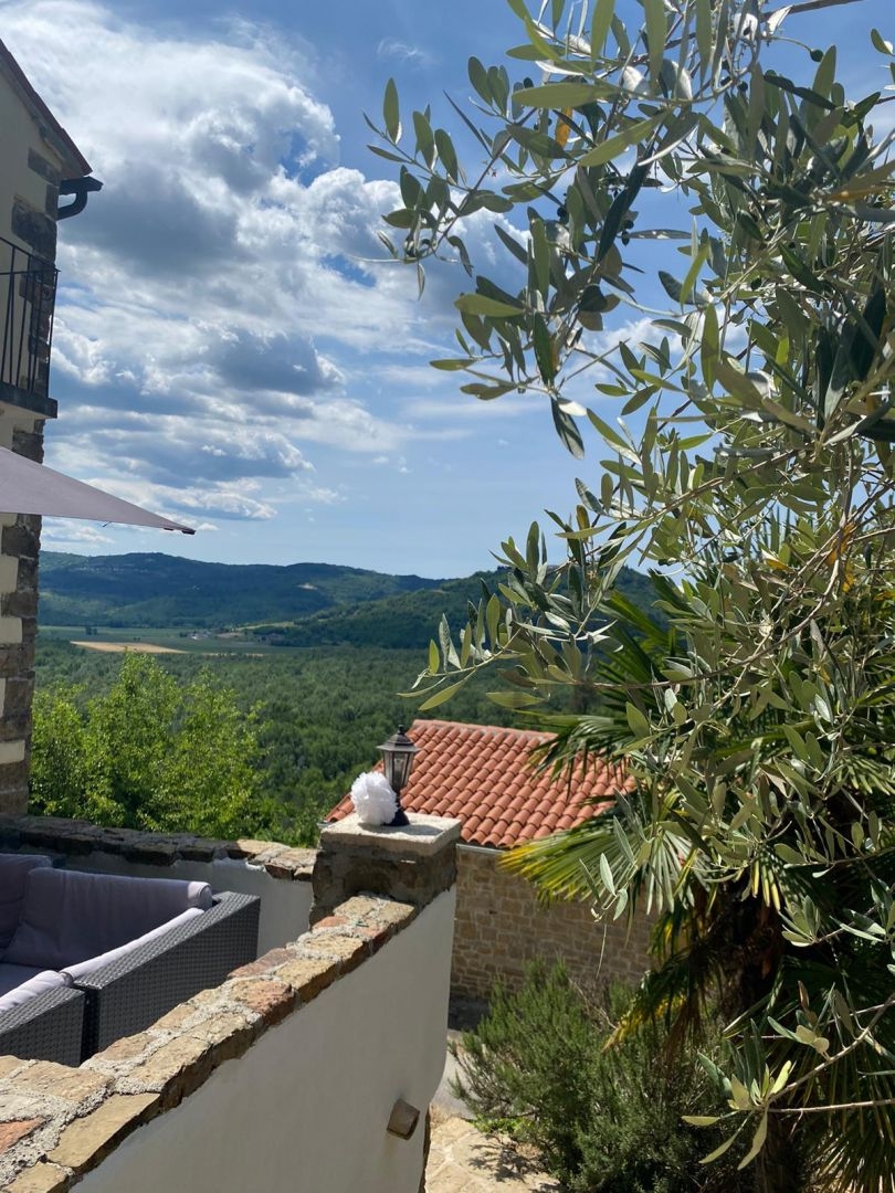 ISTRIA, MOTOVUN - Una fiaba di pietra nella natura! RARITÀ!
