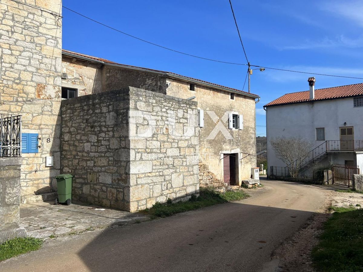 ISTRIA, VIŠNJAN - Casa in pietra con ristrutturazione in corso