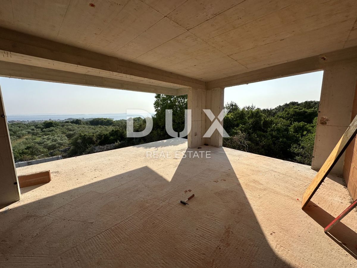 PETRČANE - Lussuoso appartamento con quattro camere da letto di 192 m², con giardino e terrazza sul tetto!