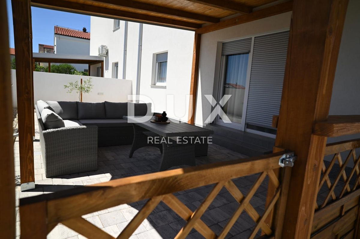 ZADAR, VIR - Villa bifamiliare completamente arredata con piscina a 6 minuti dalla spiaggia!