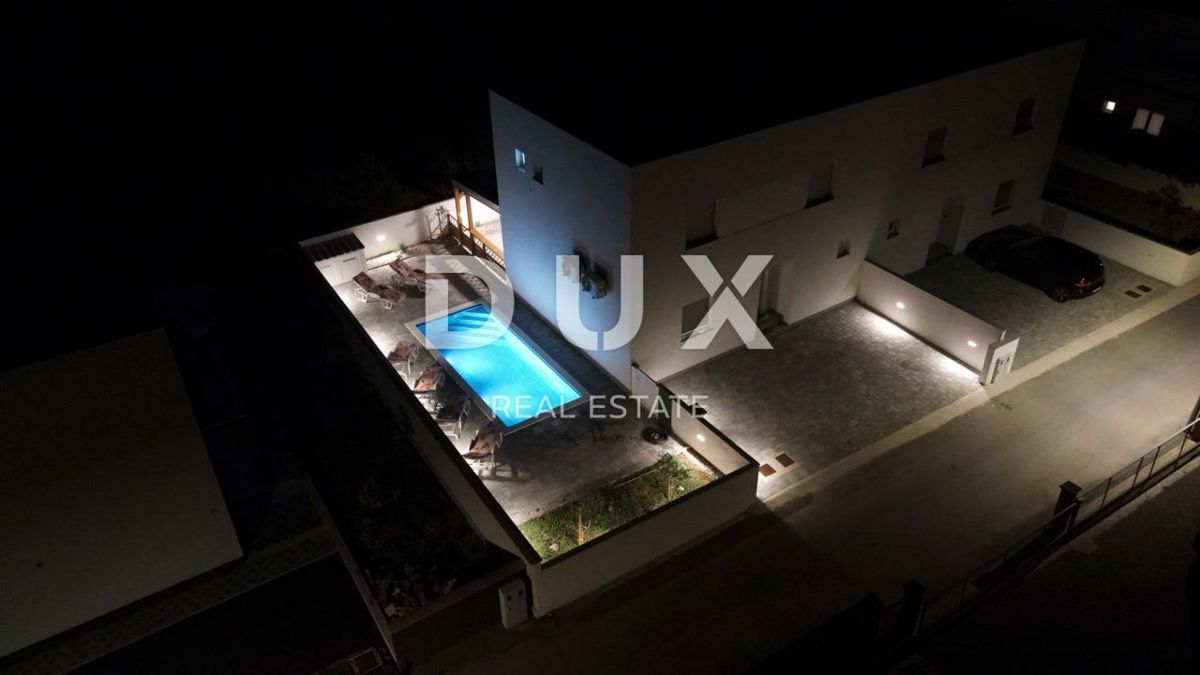 ZADAR, VIR - Villa bifamiliare completamente arredata con piscina a 6 minuti dalla spiaggia!