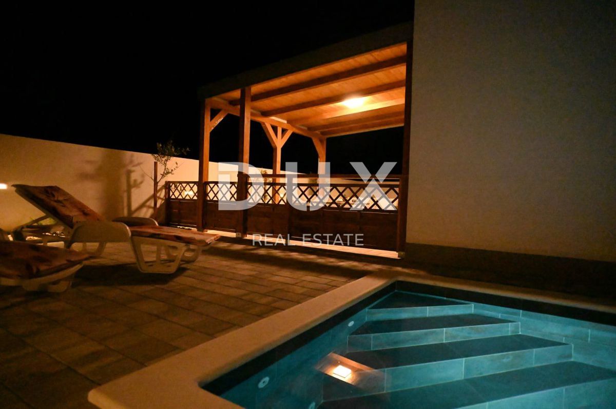 ZADAR, VIR - Villa bifamiliare completamente arredata con piscina a 6 minuti dalla spiaggia!