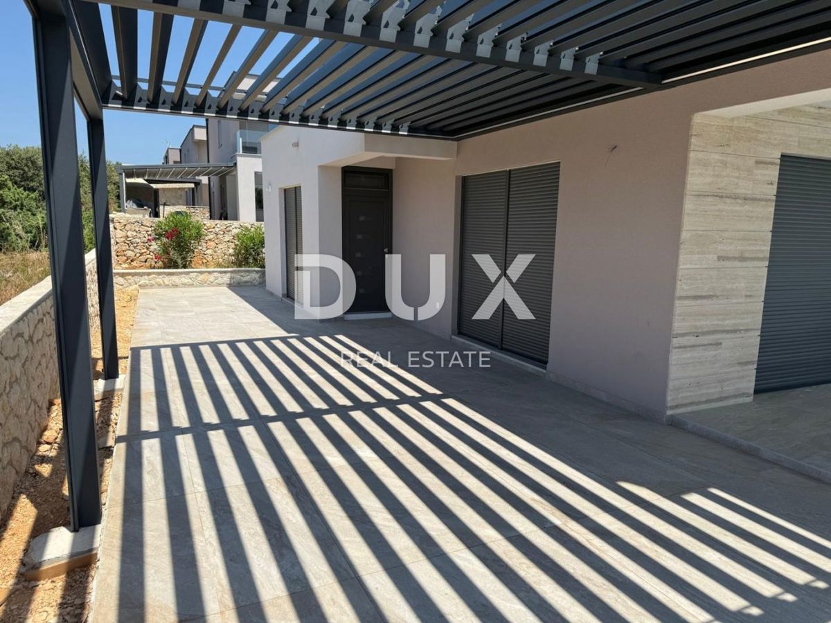ISOLA DI PAG, MANDRE, casa di prima classe con piscina, di nuova costruzione.