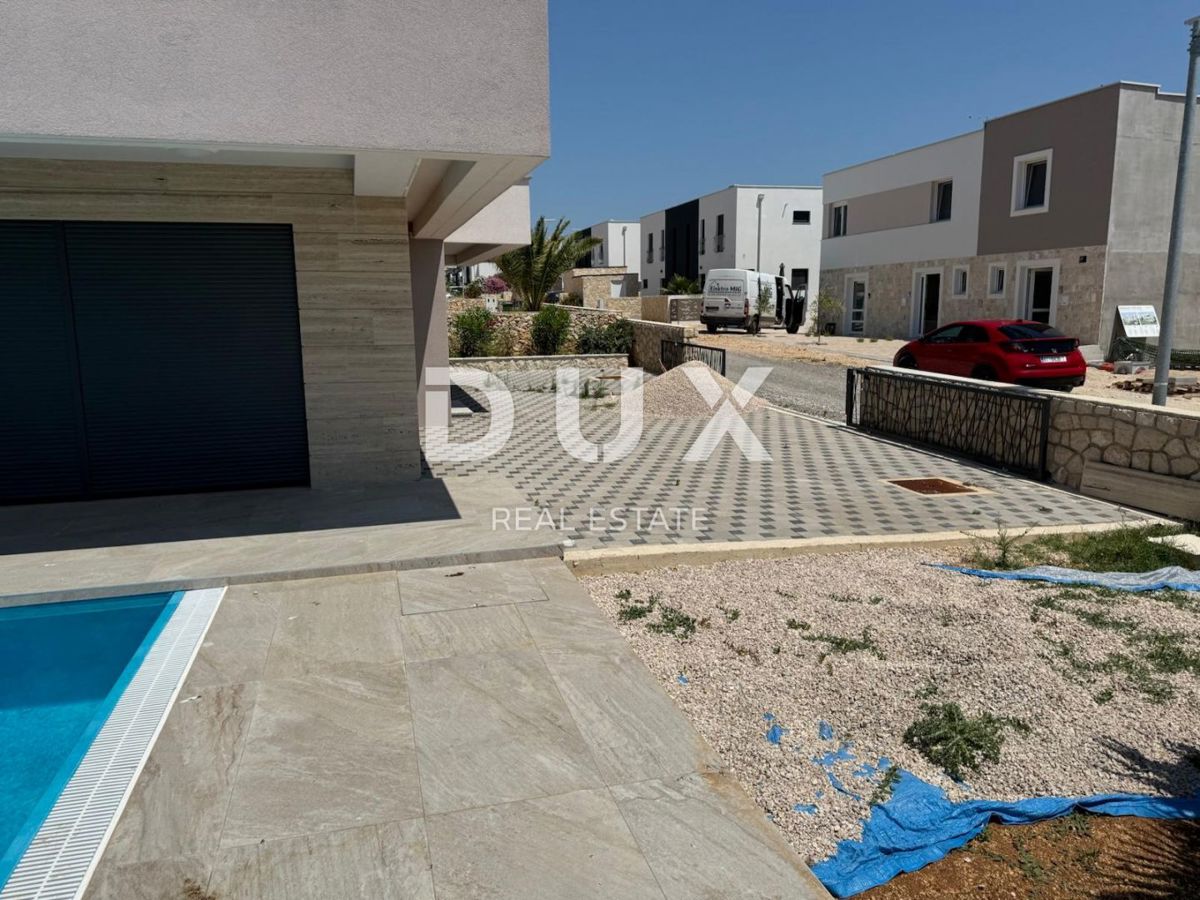 ISOLA DI PAG, MANDRE, casa di prima classe con piscina, di nuova costruzione.