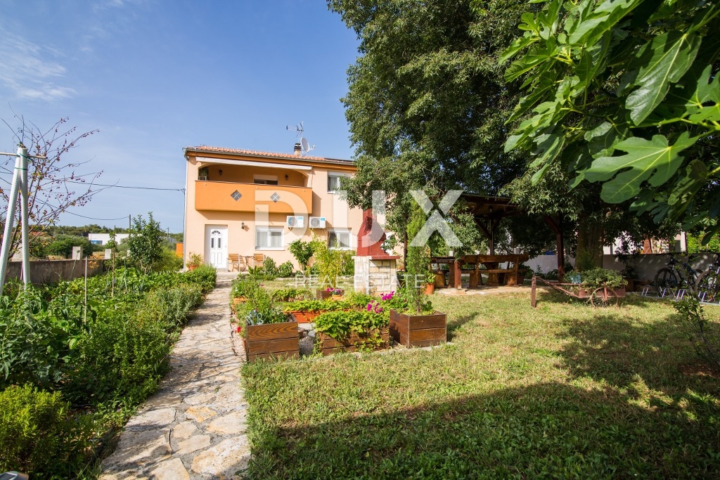 BIOGRAD NA MORU - OCCASIONE ESCLUSIVA - CASA CON 4 APPARTAMENTI E AMPIO APPARTAMENTO - CENTRO!