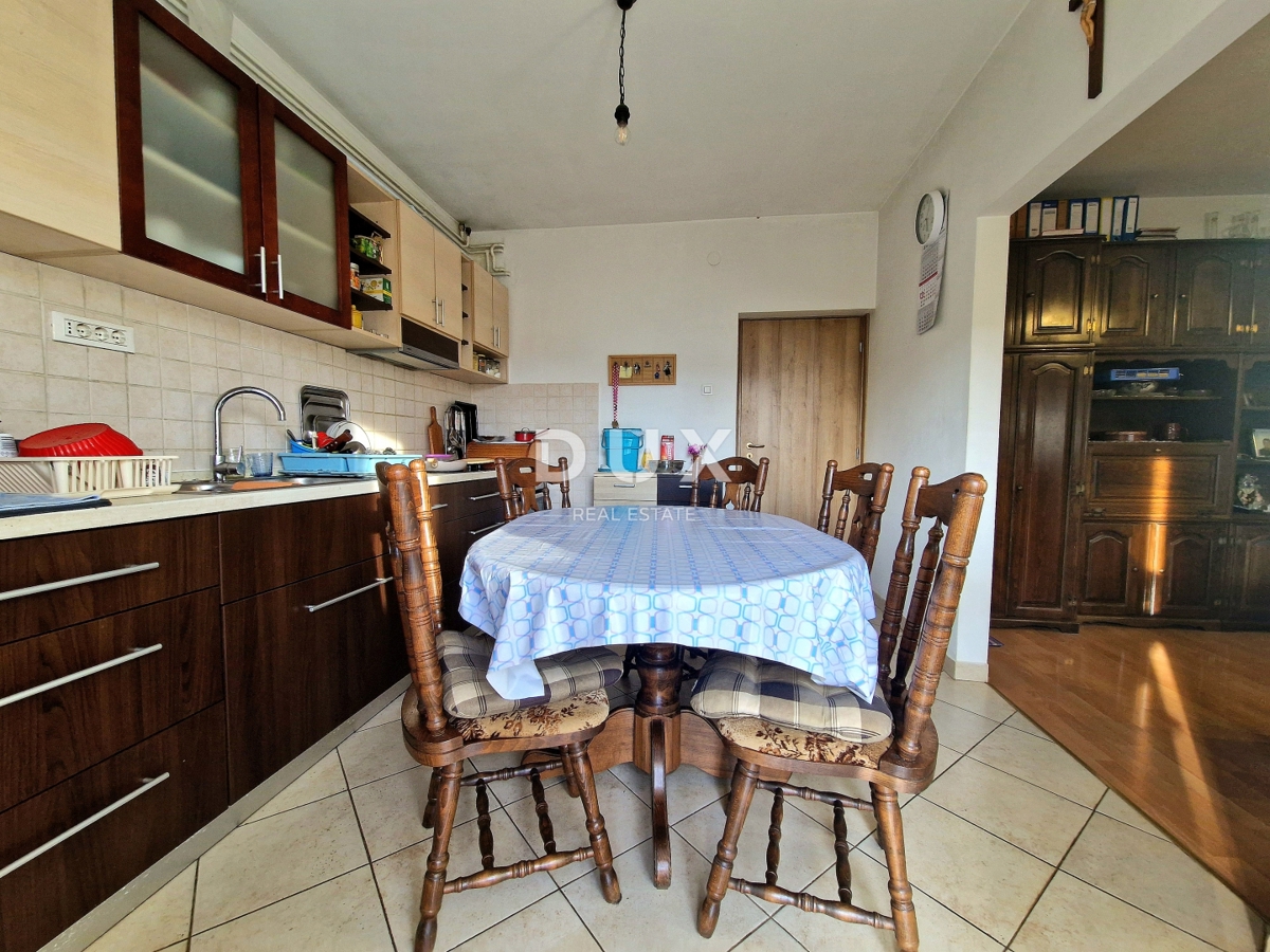 VIŠKOVO, MARINIĆI - 3 camere da letto + soggiorno con giardino di 290m2