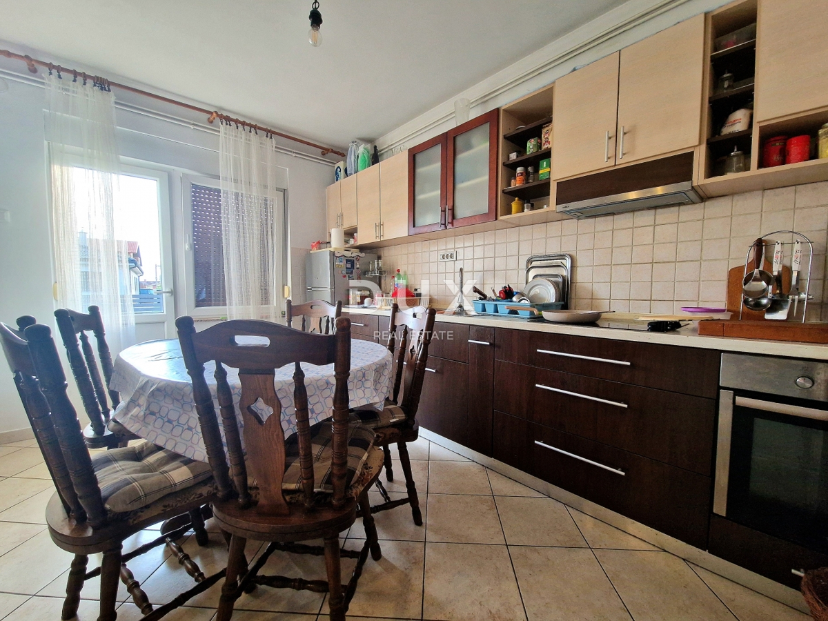 VIŠKOVO, MARINIĆI - 3 camere da letto + soggiorno con giardino di 290m2