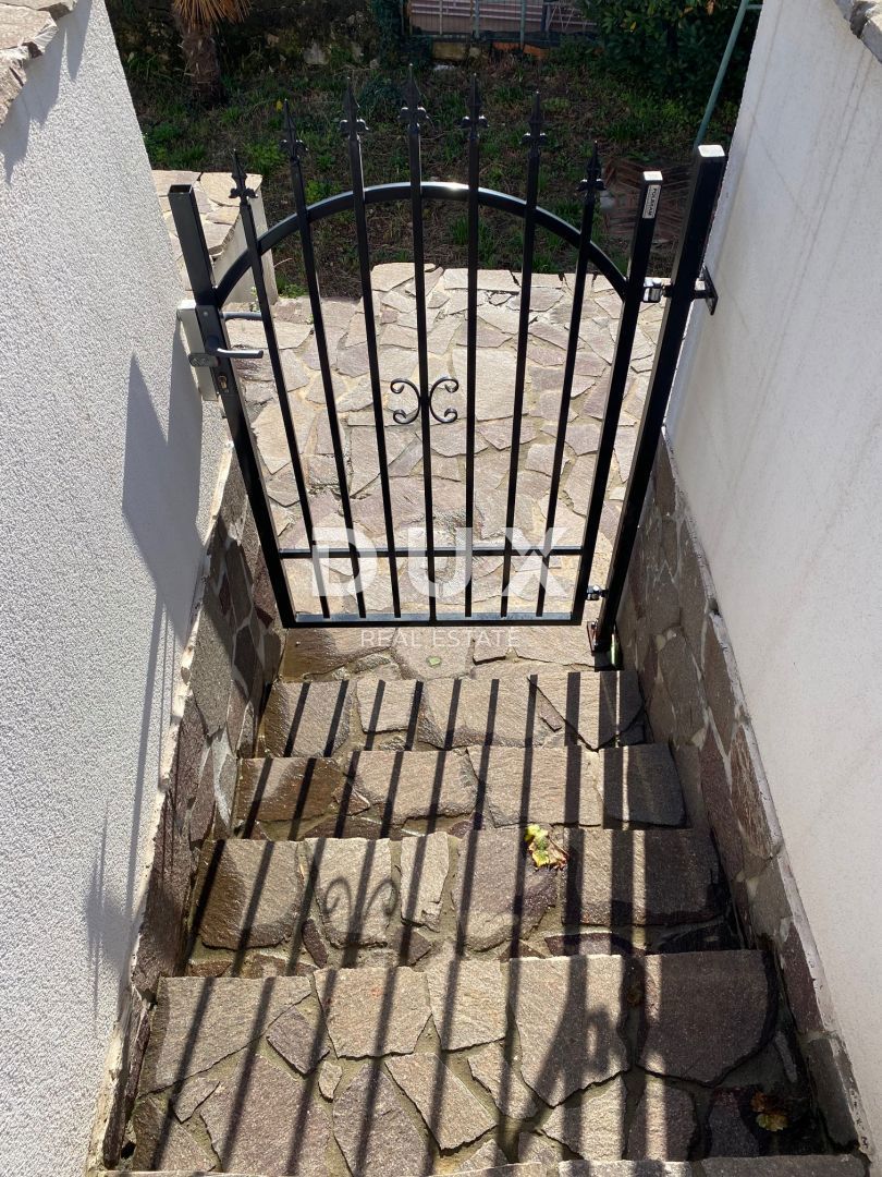 RIJEKA, KRIMEA - 2 case indipendenti con vista mare + 2 annessi + giardino! OPPORTUNITÀ!