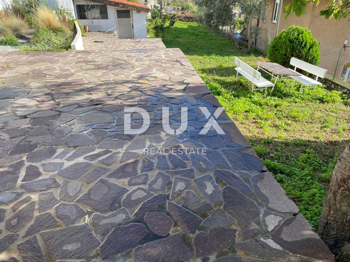 RIJEKA, KRIMEA - 2 case indipendenti con vista mare + 2 annessi + giardino! OPPORTUNITÀ!