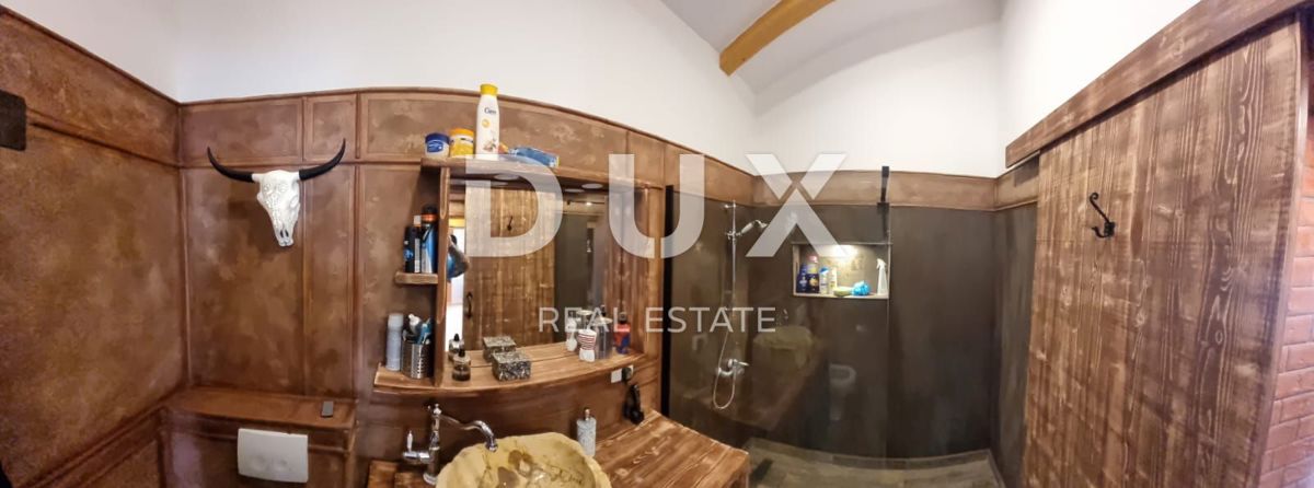 RIJEKA, KRIMEA - 2 case indipendenti con vista mare + 2 annessi + giardino! OPPORTUNITÀ!