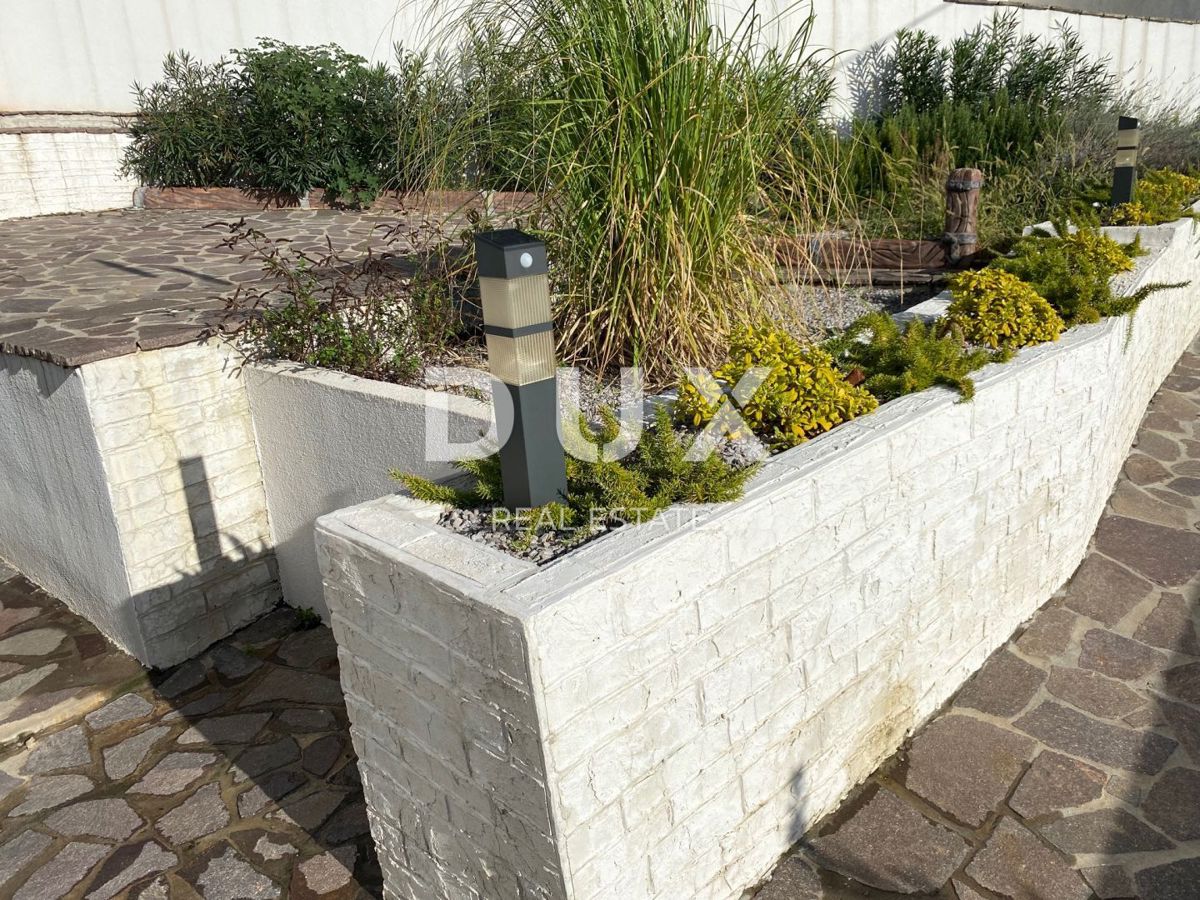 RIJEKA, KRIMEA - 2 case indipendenti con vista mare + 2 annessi + giardino! OPPORTUNITÀ!