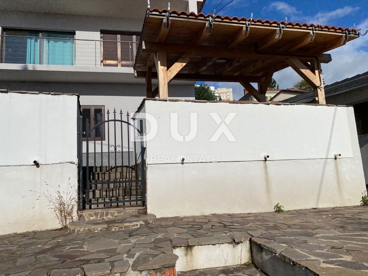 RIJEKA, KRIMEA - 2 case indipendenti con vista mare + 2 annessi + giardino! OPPORTUNITÀ!