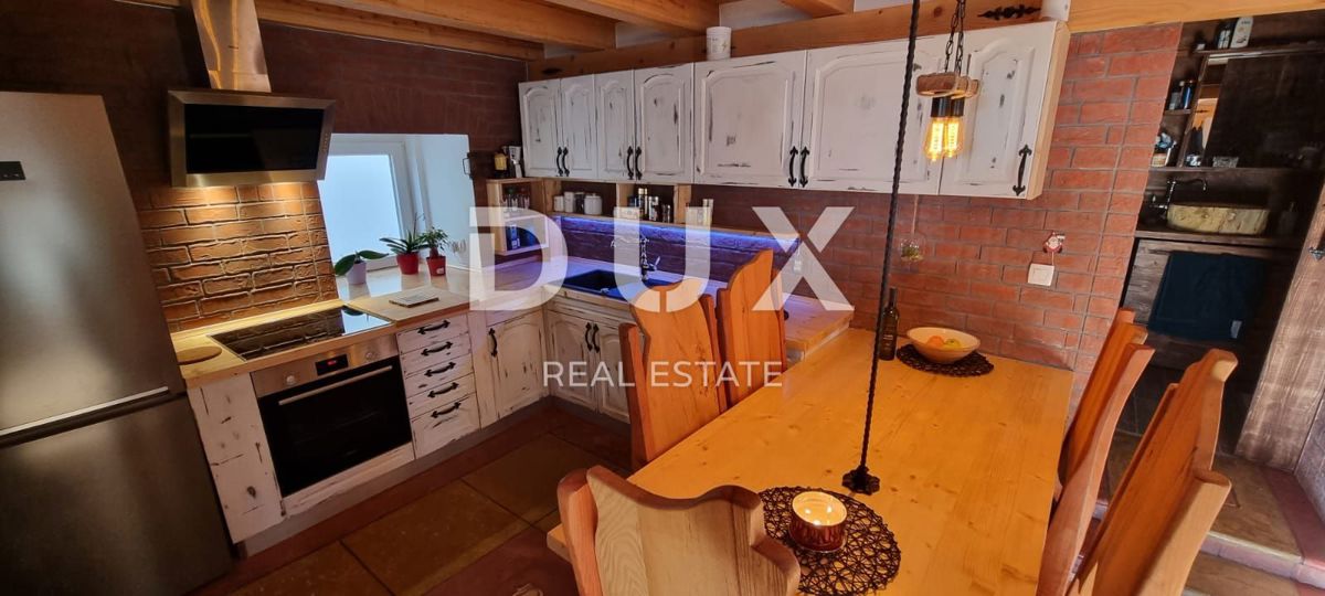 RIJEKA, KRIMEA - 2 case indipendenti con vista mare + 2 annessi + giardino! OPPORTUNITÀ!