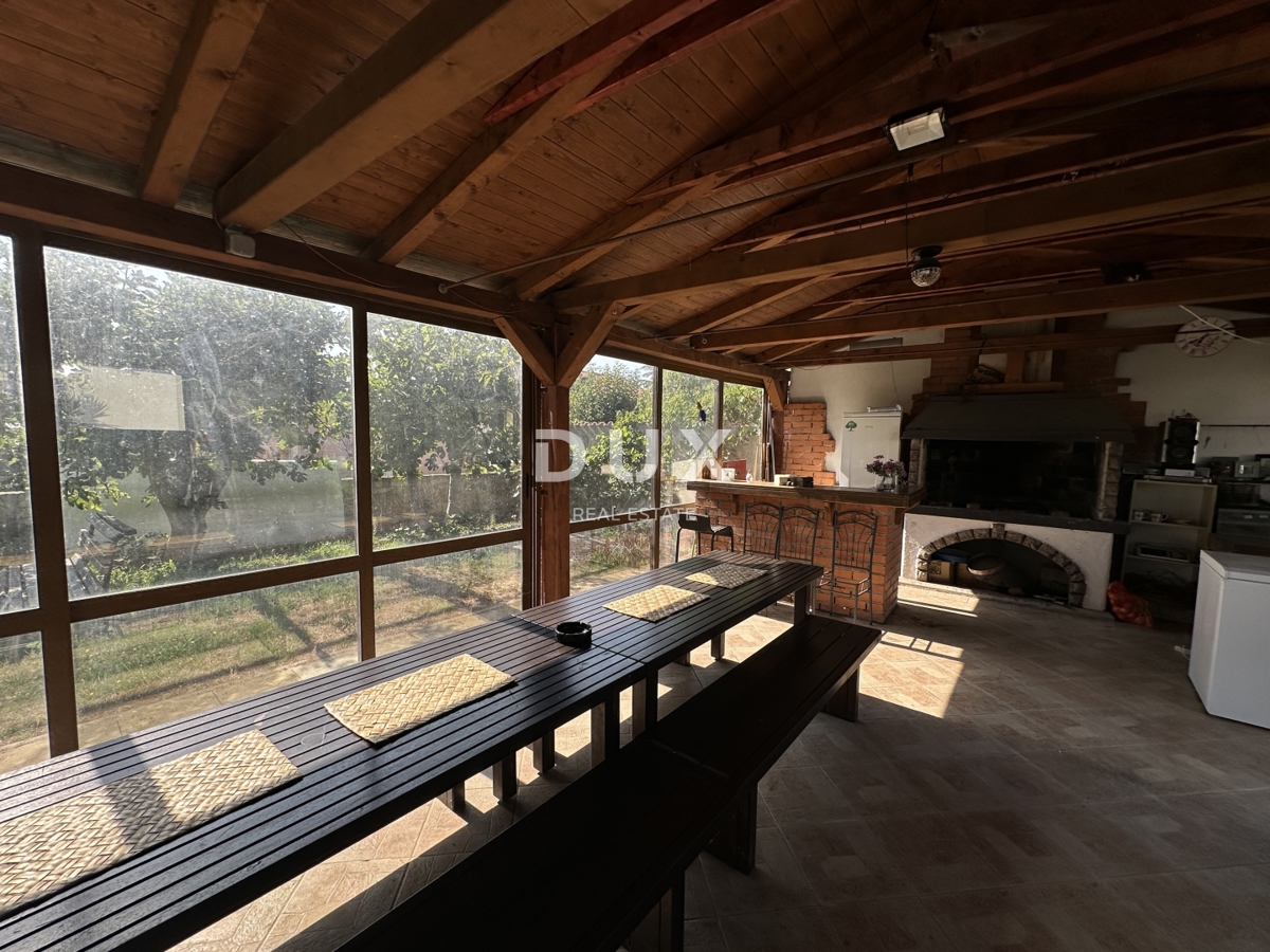 ZADAR, MURVICA – Taverna con piscina e giardino!