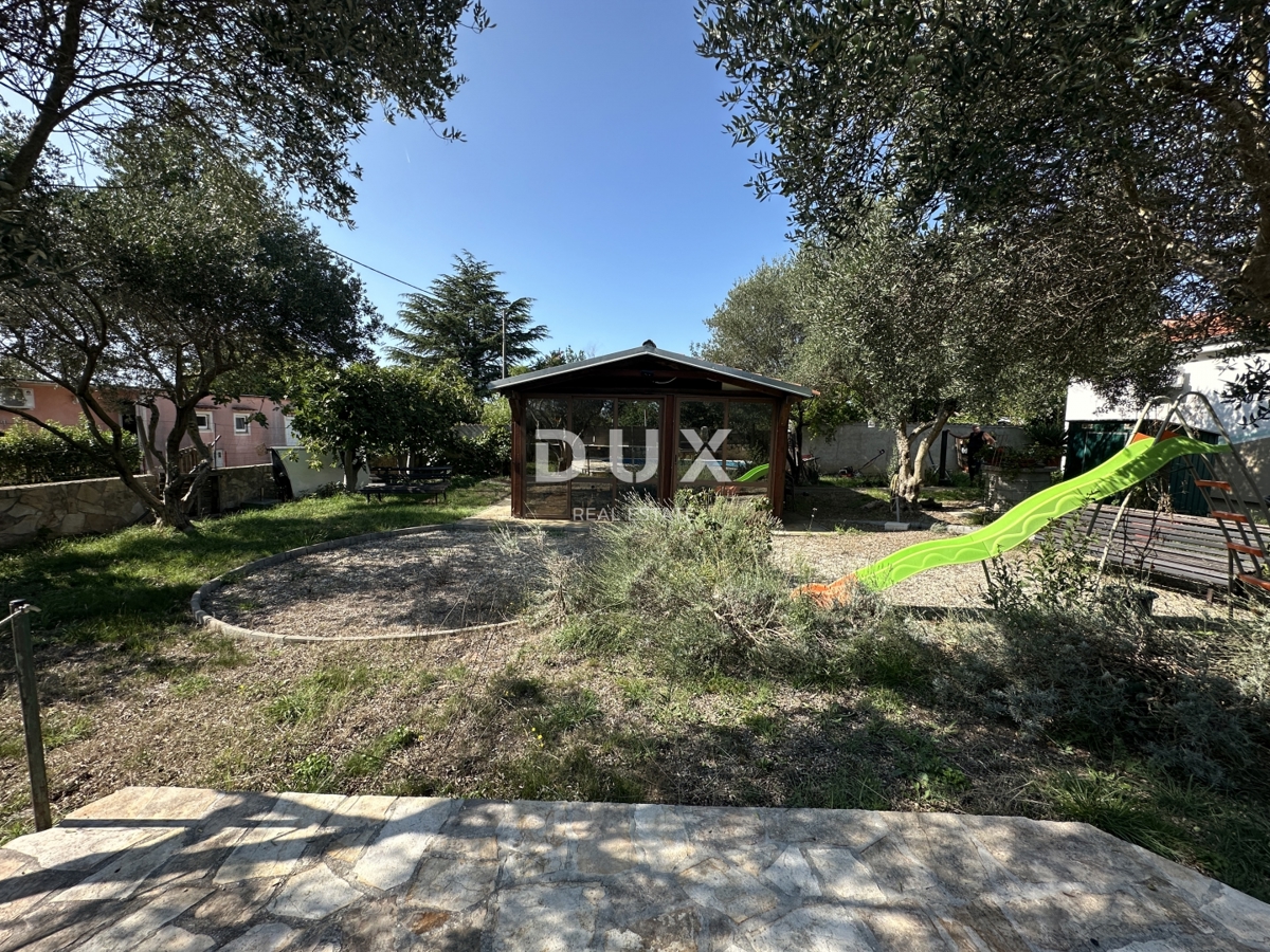 ZADAR, MURVICA – Taverna con piscina e giardino!