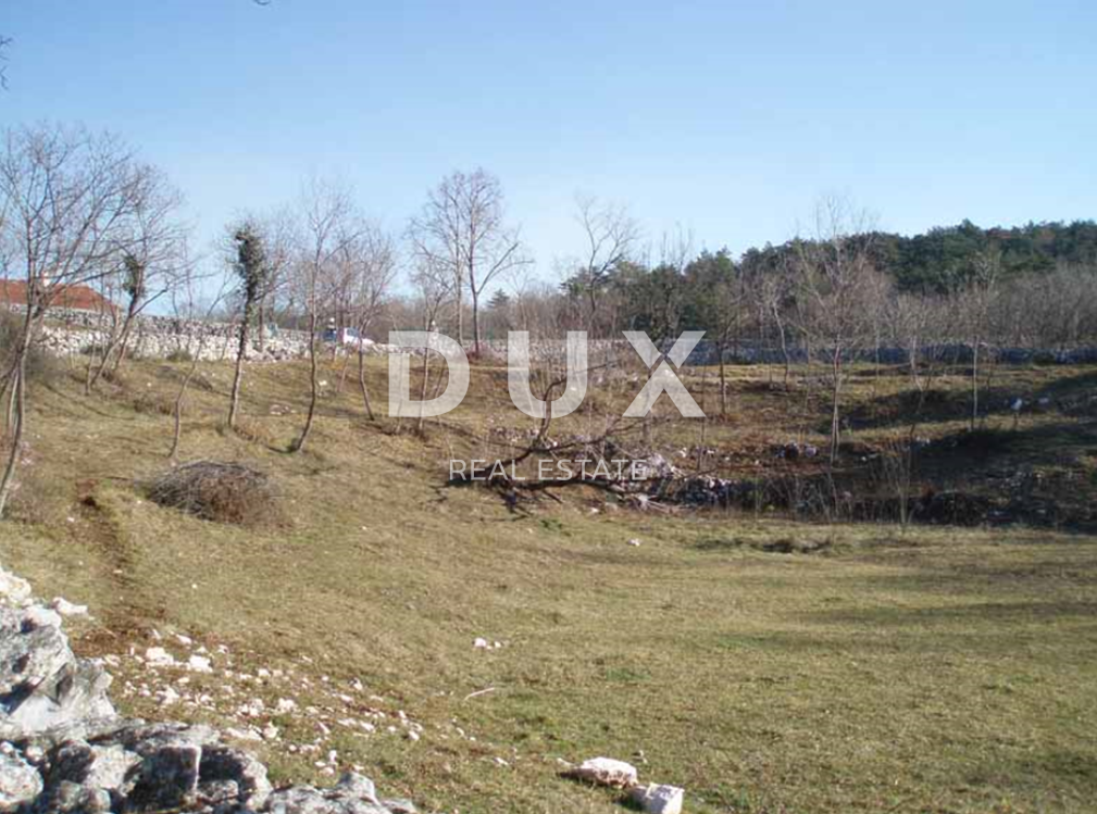 RIJEKA, GROBNIK - terreno edificabile 801m2 per una casa familiare/appartamenti/per affitto o case vacanze con piscina