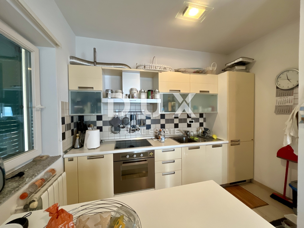 OPATIJA, IČIĆI - Un'oasi intima con un'ampia terrazza a 300 metri dalla spiaggia con vista sul mare