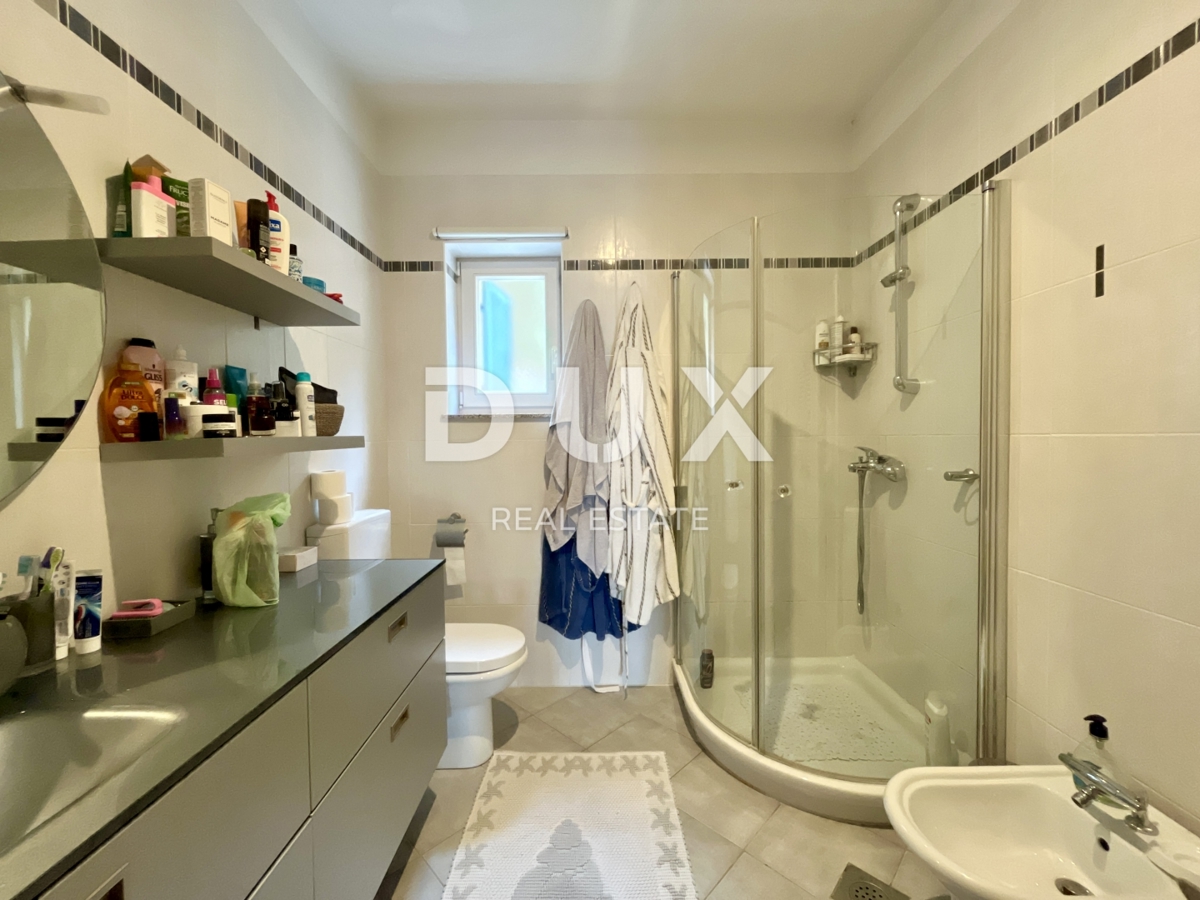 OPATIJA, IČIĆI - Un'oasi intima con un'ampia terrazza a 300 metri dalla spiaggia con vista sul mare