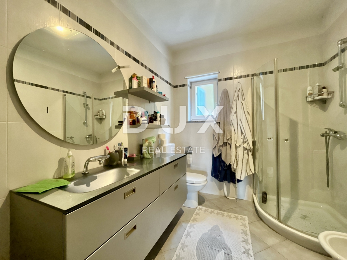 OPATIJA, IČIĆI - Un'oasi intima con un'ampia terrazza a 300 metri dalla spiaggia con vista sul mare