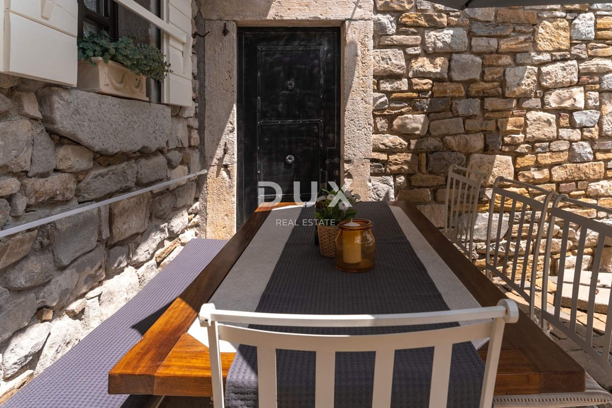 ISTRIA, GRACIŠĆE - VILLA RUSTICA CON PISCINA INTERNA ED ESTERNA, SAUNA E UNA COMBINAZIONE DI LUSSO E AUTENTICITÀ