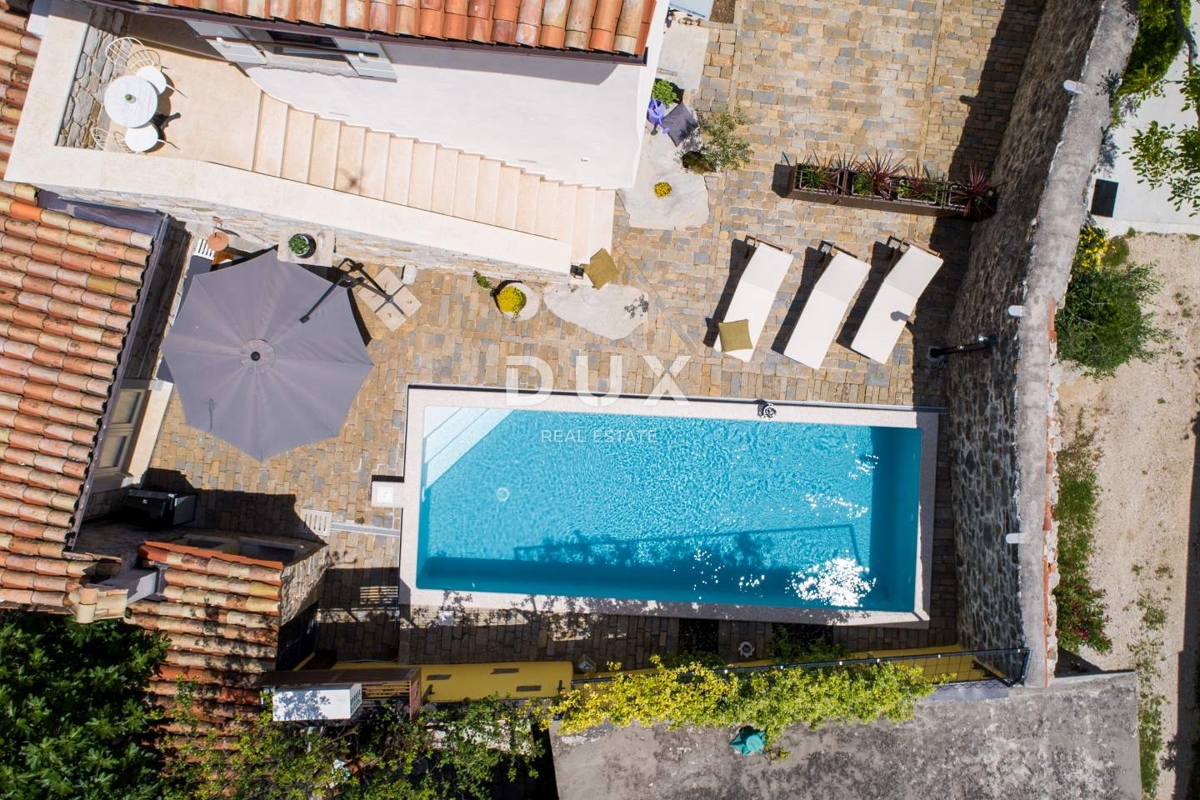 ISTRIA, GRACIŠĆE - VILLA RUSTICA CON PISCINA INTERNA ED ESTERNA, SAUNA E UNA COMBINAZIONE DI LUSSO E AUTENTICITÀ