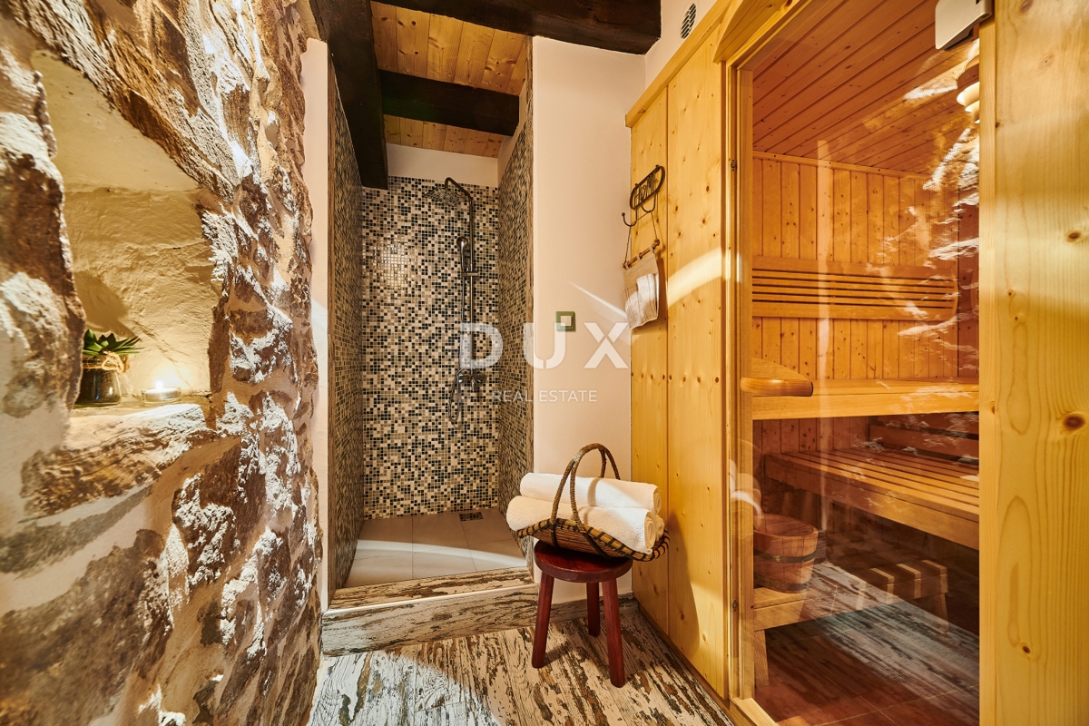 ISTRIA, GRACIŠĆE - VILLA RUSTICA CON PISCINA INTERNA ED ESTERNA, SAUNA E UNA COMBINAZIONE DI LUSSO E AUTENTICITÀ