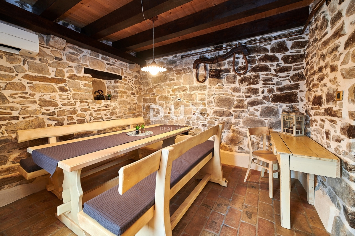 ISTRIA, GRACIŠĆE - VILLA RUSTICA CON PISCINA INTERNA ED ESTERNA, SAUNA E UNA COMBINAZIONE DI LUSSO E AUTENTICITÀ