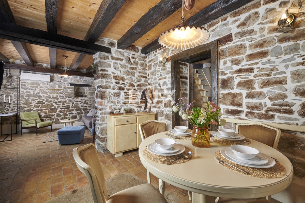 ISTRIA, GRACIŠĆE - VILLA RUSTICA CON PISCINA INTERNA ED ESTERNA, SAUNA E UNA COMBINAZIONE DI LUSSO E AUTENTICITÀ