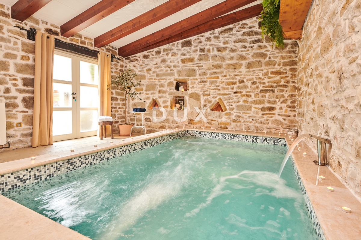 ISTRIA, GRACIŠĆE - VILLA RUSTICA CON PISCINA INTERNA ED ESTERNA, SAUNA E UNA COMBINAZIONE DI LUSSO E AUTENTICITÀ