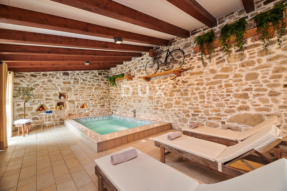 ISTRIA, GRACIŠĆE - VILLA RUSTICA CON PISCINA INTERNA ED ESTERNA, SAUNA E UNA COMBINAZIONE DI LUSSO E AUTENTICITÀ