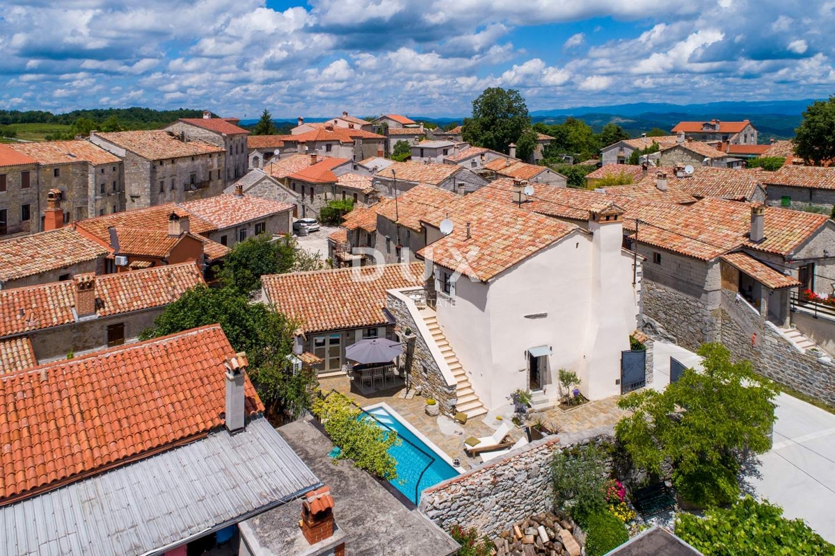 ISTRIA, GRACIŠĆE - VILLA RUSTICA CON PISCINA INTERNA ED ESTERNA, SAUNA E UNA COMBINAZIONE DI LUSSO E AUTENTICITÀ
