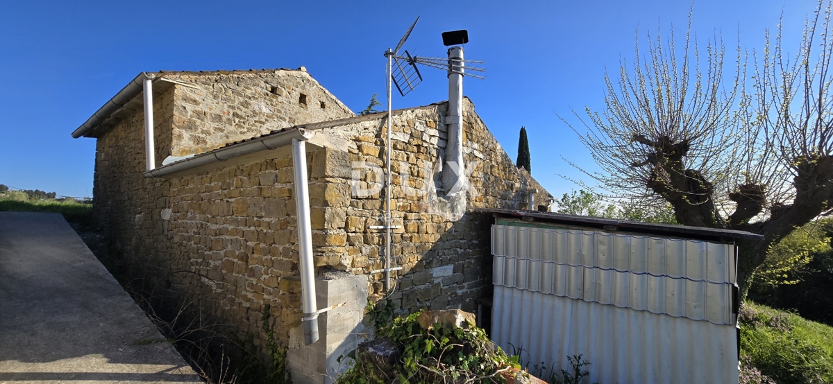 ISTRIA, MOMJAN - AUTENTICA CASA IN PIETRA CON PROGETTO DI RISTRUTTURAZIONE