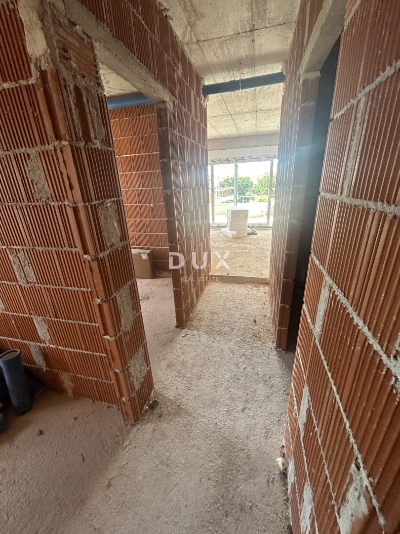 ŠIBENIK, SRIMA - Moderno appartamento con tre camere da letto in un nuovo edificio, a 300 metri dalla spiaggia sabbiosa