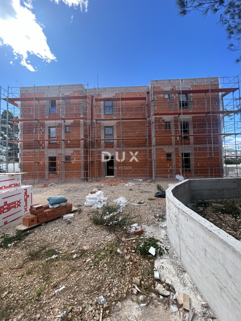 ŠIBENIK, SRIMA - Moderno appartamento con tre camere da letto in un nuovo edificio, a 300 metri dalla spiaggia sabbiosa