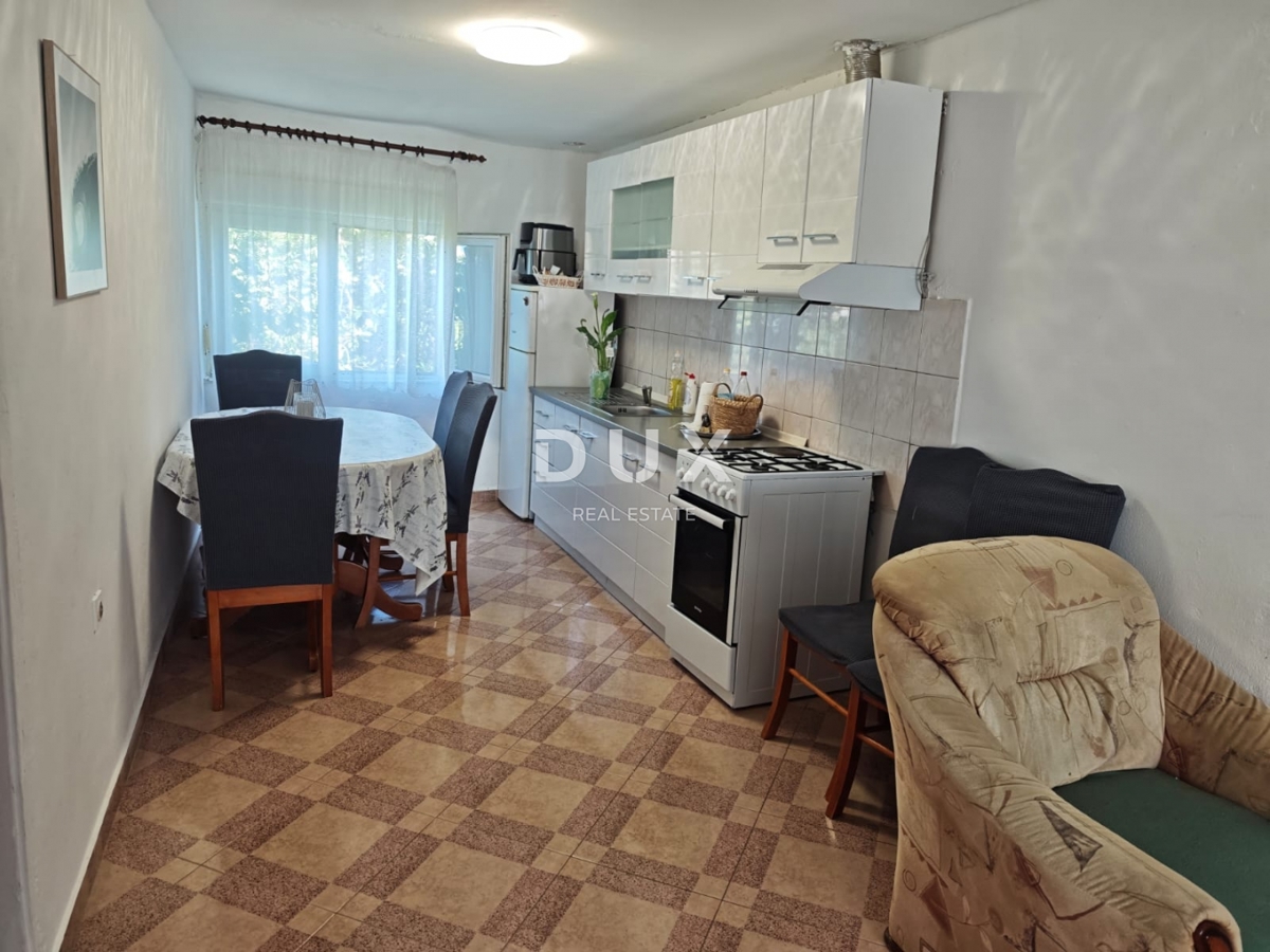 ZARA, LJUBAC - OCCASIONE! Casa a due piani con giardino!