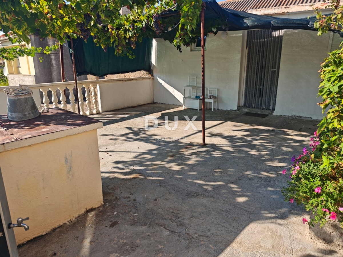 ZARA, LJUBAC - OCCASIONE! Casa a due piani con giardino!