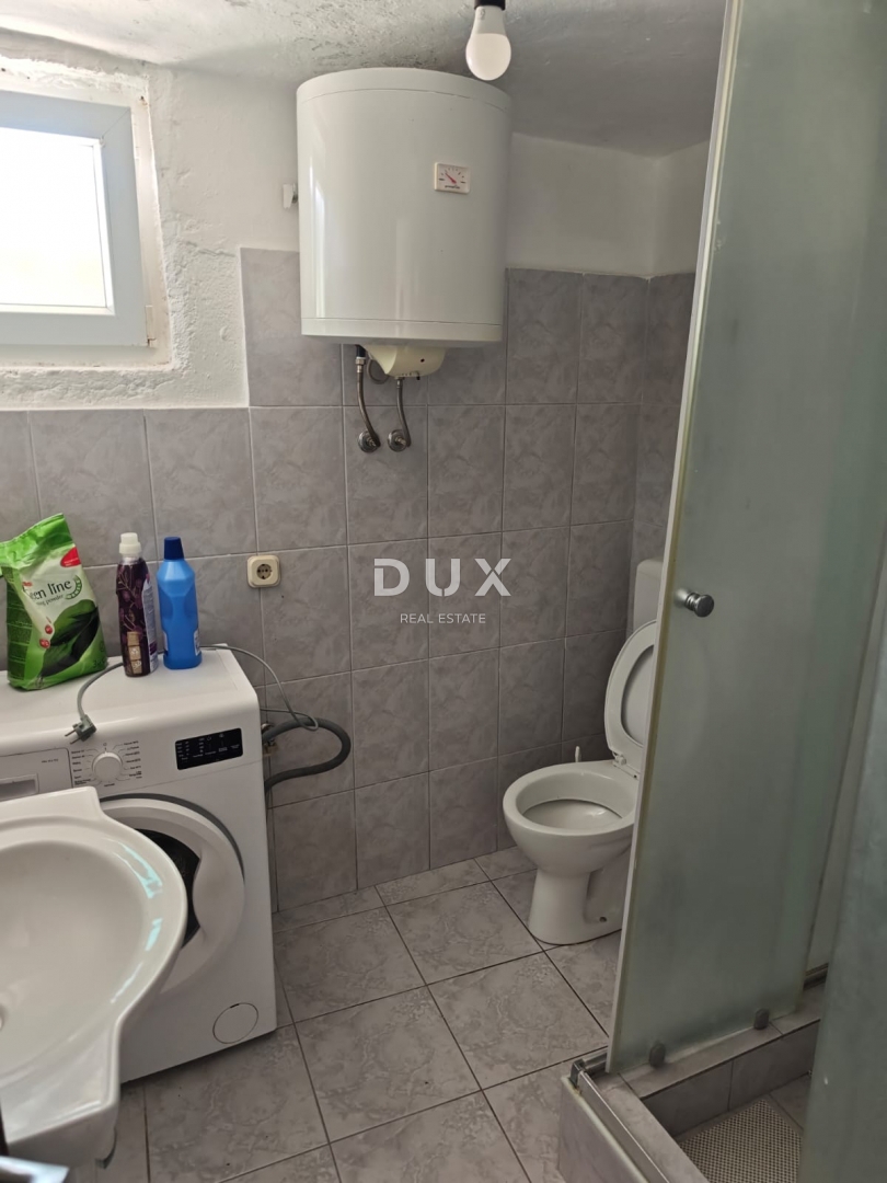 ZARA, LJUBAC - OCCASIONE! Casa a due piani con giardino!