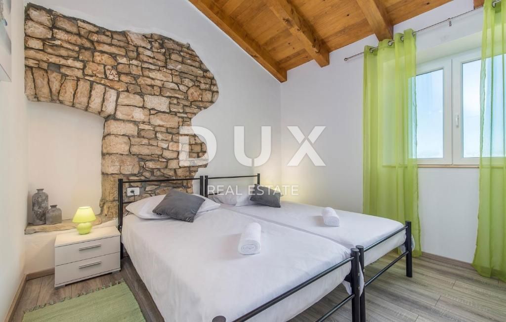 ISTRIA, SVETI LOVREČ – Una villa in pietra autoctona con piscina e 5000 m² di proprietà privata