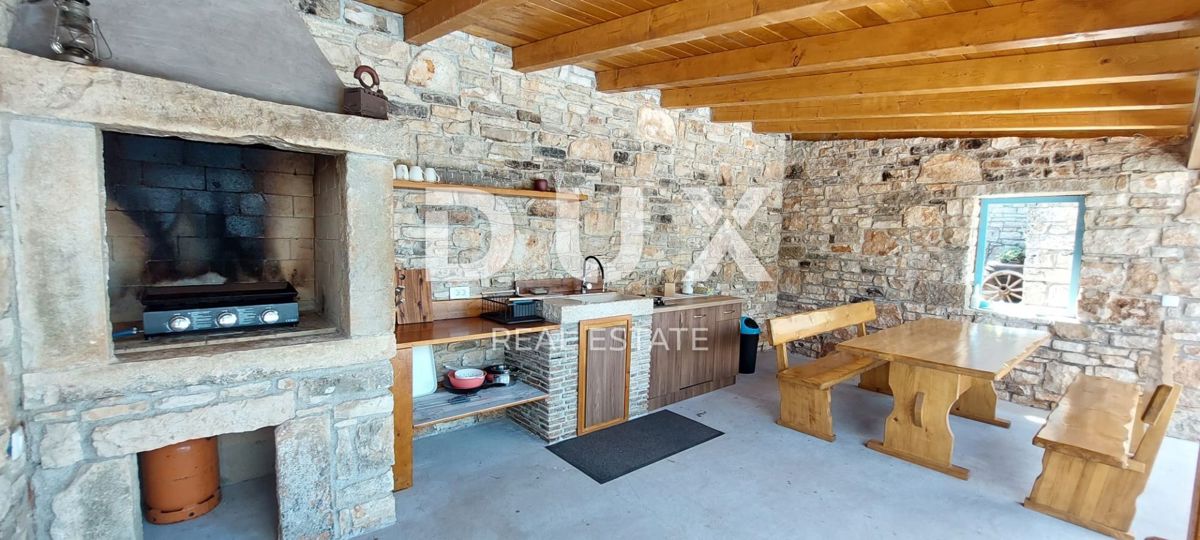 ISTRIA, SVETI LOVREČ – Una villa in pietra autoctona con piscina e 5000 m² di proprietà privata