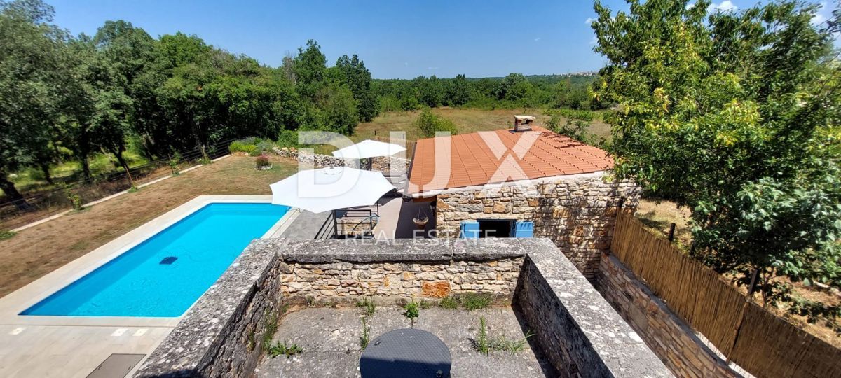 ISTRIA, SVETI LOVREČ – Una villa in pietra autoctona con piscina e 5000 m² di proprietà privata