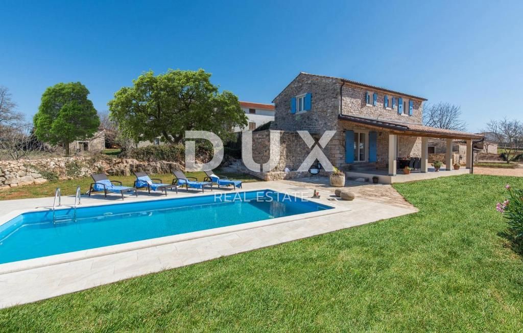 ISTRIA, SVETI LOVREČ – Una villa in pietra autoctona con piscina e 5000 m² di proprietà privata