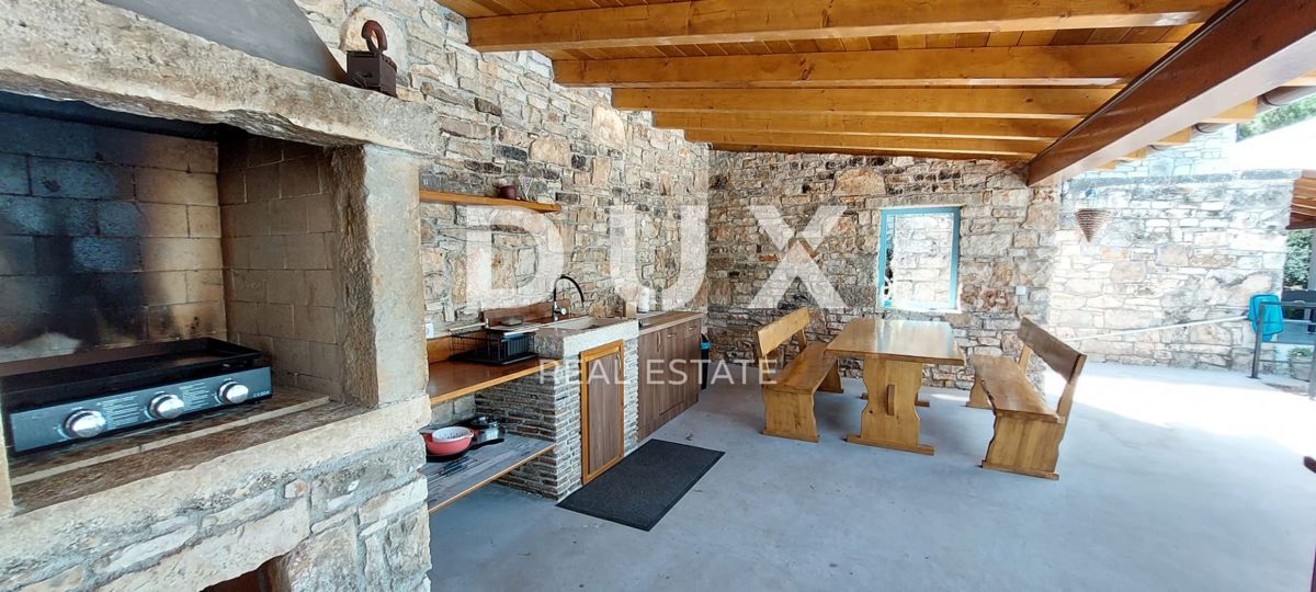 ISTRIA, SVETI LOVREČ – Una villa in pietra autoctona con piscina e 5000 m² di proprietà privata